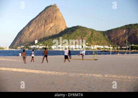 Einheimischen Fußball spielen auf Strand Flamengo Rio De Janeiro Brasilien 2014 Stockfoto