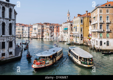 Vaporetto (Wasserbus) am Canal Grande in Venedig, Italien. Stockfoto