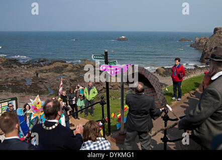 Dunbar, Großbritannien. 21. April 2014. Alex Salmond eröffnete Abschnitt Ost des John Muir übrigens ein 134 Meilen weg von East Lothian, Helensburgh erstreckt sich im Westen von Schottland. Benannt zu Ehren der Scots geborene Umweltschützer, die über den Atlantik verehrt wird. Der neuen Weg über die Breite des Zentral-Schottland dürfte nach dem ersten Minister £ 40 Millionen für die Gemeinden entlang des Weges zu generieren. Der Pfad wird durch Wanderer, Radfahrer und Reiter entlang der felsigen Küste von East Lothian genossen werden Stockfoto