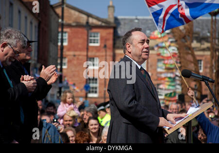 Dunbar, Großbritannien. 21. April 2014. Alex Salmond eröffnete Abschnitt Ost des John Muir übrigens ein 134 Meilen weg von East Lothian, Helensburgh erstreckt sich im Westen von Schottland. Benannt zu Ehren der Scots geborene Umweltschützer, die über den Atlantik verehrt wird. Der neuen Weg über die Breite des Zentral-Schottland dürfte nach dem ersten Minister £ 40 Millionen für die Gemeinden entlang des Weges zu generieren. Der Pfad wird durch Wanderer, Radfahrer und Reiter entlang der felsigen Küste von East Lothian genossen werden Stockfoto