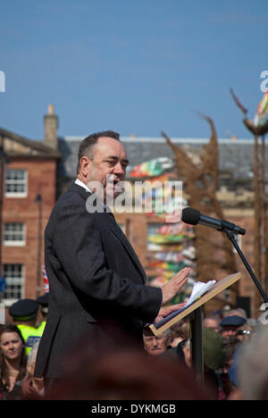 Dunbar, Großbritannien. 21. April 2014. Alex Salmond eröffnete Abschnitt Ost des John Muir übrigens ein 134 Meilen weg von East Lothian, Helensburgh erstreckt sich im Westen von Schottland. Benannt zu Ehren der Scots geborene Umweltschützer, die über den Atlantik verehrt wird. Der neuen Weg über die Breite des Zentral-Schottland dürfte nach dem ersten Minister £ 40 Millionen für die Gemeinden entlang des Weges zu generieren. Der Pfad wird durch Wanderer, Radfahrer und Reiter entlang der felsigen Küste von East Lothian genossen werden Stockfoto