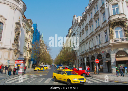 Taxi, Ecke der Straße Parizska und Staromestske Namesti, Altstädter Ring, Stare Mesto, Old Town, Prag, Tschechische Republik, Europa Stockfoto