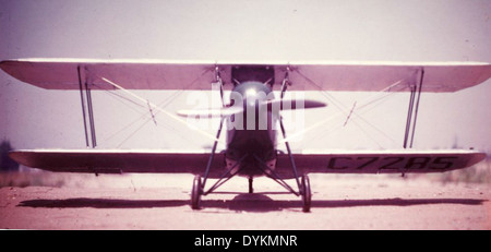 Das Waco Ten Model, Teil der Andrew Lech Collection im National Air and Space Museum, ist ein klassisches Beispiel für leichte Flugzeuge vor dem Zweiten Weltkrieg. Der in den 1930er Jahren produzierte Waco Ten war bekannt für seine Vielseitigkeit in der zivilen und militärischen Luftfahrt, was ihn zu einer beliebten Wahl unter Flugschulen und Privatpiloten machte. Stockfoto