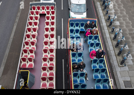 Open Top Touristenbusse in London Blick von oben Unterquerung Waterloo Bridge Stockfoto