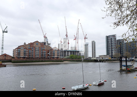 Blick über die Themse, die neue Diplomatenviertel in Vauxhall April 2014 Stockfoto