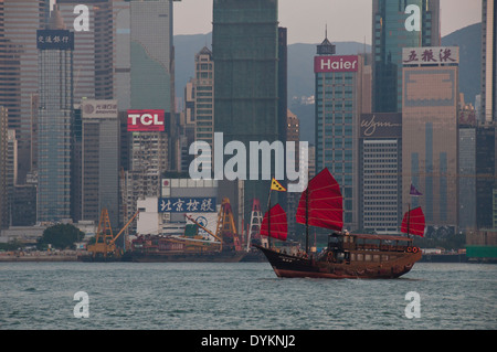 Boot und Skyline in Hong Kong Stockfoto