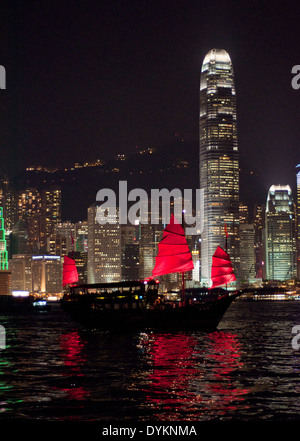 Hong Kong Skyline und Boot in der Nacht Stockfoto
