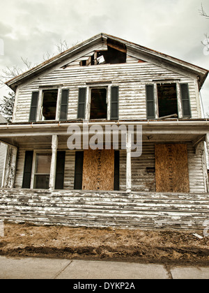 mit Brettern vernagelt, verlassenes Haus Stockfoto