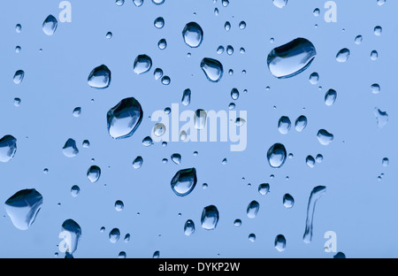 Tropfen Regen, Regen, Tropfen, Regentropfen oder Wassertropfen auf ein Fenster. Stockfoto