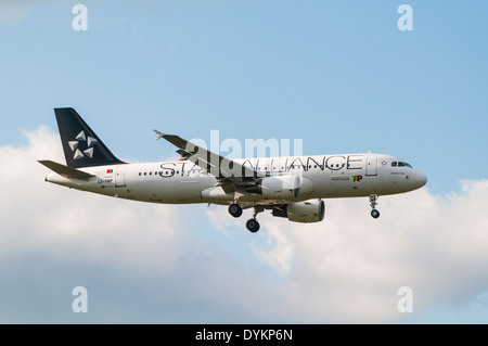 Seitenansicht eines TAP Portugal Airbus A320 Flugzeug in Star Alliance Farben auf Ansatz mit seinem Fahrwerk nach Land Stockfoto