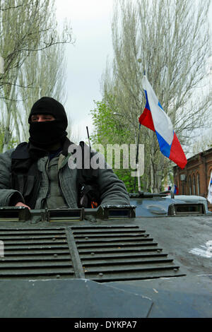 Slowjansk, Ukraine. 21. April 2014. Im Bild: ein Mann am Tank. Slowjansk. PH Cosimo Attanasio Foto von Cosimo Attanasio in Slowjansk (Ukraine), der Fotograf von pro-russischen Aufständischen für paar Stunden angehalten und später mit einem Französisch-Reporter und Journalist Belarus veröffentlicht. Bildnachweis: Cosimo Attanasio/Alamy Live-Nachrichten Stockfoto