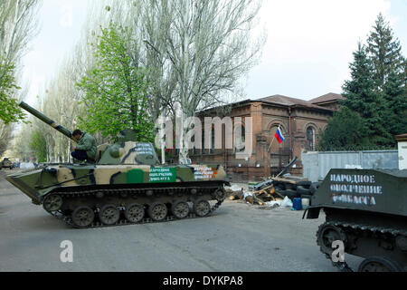 Slowjansk, Ukraine. 21. April 2014. Foto: Tanks auf die Barrikade, besetzten ukrainischen Spion Büro zu schützen. Slowjansk. PH Cosimo Attanasio Foto von Cosimo Attanasio in Slowjansk (Ukraine), der Fotograf von pro-russischen Aufständischen für paar Stunden angehalten und später mit einem Französisch-Reporter und Journalist Belarus veröffentlicht. Bildnachweis: Cosimo Attanasio/Alamy Live-Nachrichten Stockfoto