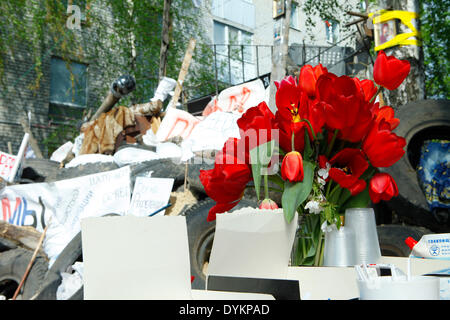 Slowjansk, Ukraine. 21. April 2014. Foto: Tulipans und typischen Osterkuchen in der Nähe von den Barrikaden, schlemmen die Auferstehung Montag. Slowjansk. PH Cosimo Attanasio Foto von Cosimo Attanasio in Slowjansk (Ukraine), der Fotograf von pro-russischen Aufständischen für paar Stunden angehalten und später mit einem Französisch-Reporter und Journalist Belarus veröffentlicht. Bildnachweis: Cosimo Attanasio/Alamy Live-Nachrichten Stockfoto