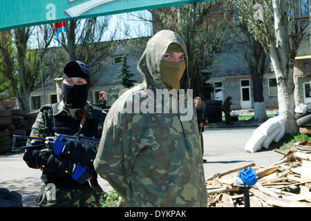 Slowjansk, Ukraine. 21. April 2014. Foto: Militians der Fotograf aufgehört haben. Slowjansk. PH Cosimo Attanasio Foto von Cosimo Attanasio in Slowjansk (Ukraine), der Fotograf von pro-russischen Aufständischen für paar Stunden angehalten und später mit einem Französisch-Reporter und Journalist Belarus veröffentlicht. Bildnachweis: Cosimo Attanasio/Alamy Live-Nachrichten Stockfoto