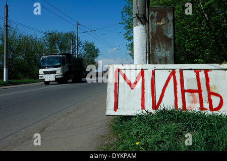 Slowjansk, Ukraine. 21. April 2014. Foto: ein Schild zeigt das Vorhandensein von Minen. Slowjansk. PH Cosimo Attanasio Foto von Cosimo Attanasio in Slowjansk (Ukraine), der Fotograf von pro-russischen Aufständischen für paar Stunden angehalten und später mit einem Französisch-Reporter und Journalist Belarus veröffentlicht. Bildnachweis: Cosimo Attanasio/Alamy Live-Nachrichten Stockfoto