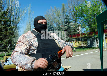 Slowjansk, Ukraine. 21. April 2014. Foto: Militians der Fotograf aufgehört haben. Slowjansk. PH Cosimo Attanasio Foto von Cosimo Attanasio in Slowjansk (Ukraine), der Fotograf von pro-russischen Aufständischen für paar Stunden angehalten und später mit einem Französisch-Reporter und Journalist Belarus veröffentlicht. Bildnachweis: Cosimo Attanasio/Alamy Live-Nachrichten Stockfoto