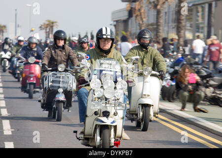 Southend-On-Sea, Essex UK.  21. April 2014.  16. jährlichen Shakedown, organisiert von Ace Cafe, ist eine jährliche Veranstaltung ausgestattet, Motorräder und Roller mit. Dieses 16. laufen wurde zugunsten der NSPCC statt.  Tausende von Bikern heute fuhren 65 Meilen vom Ace Cafe London zum Strand von Southend-On-Sea für eine sonnige Ostern Bank Holiday Montag Credit: Graham Eva/Alamy Live News Stockfoto