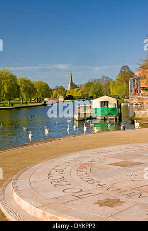 Sonnenuhr Denkmal für Warwickshire Feuer und Rettung Soldaten mit der Fluss Avon und Holy Trinity Kirche im Hintergrund Stockfoto