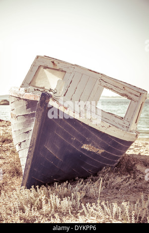 Vintage-Shooting der ein altes auf Grund Schiff am Strand. Stockfoto