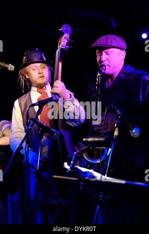 London, UK. 20. April 2014. Goldmaster Allstars unterstützen Derrick Morgan in Dingwalls Camden - Malcolm Goldmaster am Bass führt bei Dingwalls Camden Lock für die internationale Ska Festival 2014. Bildnachweis: Trish Gant/Alamy Live-Nachrichten Stockfoto