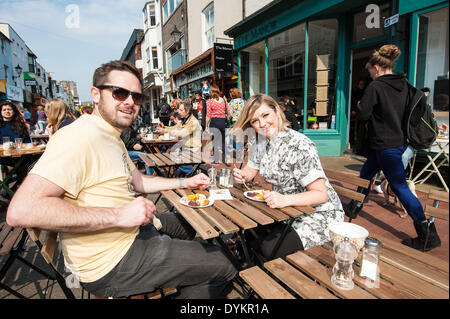 Brighton, UK. 21. April 2014. Gutes Essen und Sonnenschein als The Manor in Gärtner Straße dient Proben ihrer hausgemachten Gerichte den Besuchern auf der Brighton & Hove Food and Drink Festival Essen Trail in Brighton als probieren sie die Köstlichkeiten der 10 Restaurants und Bars, während der Rundweg um die Lanes und North Laine von Brighton nach. Nahmen Teil Aguadulce werden At One, Boho Gelato, La Cave eine Fromage, The Chili Pickle, La Choza, Moshimo, Julien Plumart, The Manor, Yum Yum Ninja. Bildnachweis: Julia Claxton/Alamy Live News Stockfoto