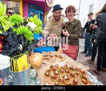 Brighton, UK. 21. April 2014. Wer kann Resisit die Tostadas bei La Choza auf Gloucester Road? Besucher auf der Brighton & Hove Food and Drink Festival Essen Trail in Brighton probieren Sie die Köstlichkeiten der 10 Restaurants und Bars während der Rundweg um die Lanes und North Laine von Brighton nach. Nahmen Teil Aguadulce werden At One, Boho Gelato, La Cave eine Fromage, The Chili Pickle, La Choza, Moshimo, Julien Plumart, The Manor, Yum Yum Ninja. Bildnachweis: Julia Claxton/Alamy Live News Stockfoto