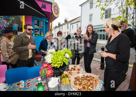 Brighton, UK. 21. April 2014. Wer kann Resisit die Tostadas bei La Choza auf Gloucester Road? Besucher auf der Brighton & Hove Food and Drink Festival Essen Trail in Brighton probieren Sie die Köstlichkeiten der 10 Restaurants und Bars während der Rundweg um die Lanes und North Laine von Brighton nach. Nahmen Teil Aguadulce werden At One, Boho Gelato, La Cave eine Fromage, The Chili Pickle, La Choza, Moshimo, Julien Plumart, The Manor, Yum Yum Ninja. Bildnachweis: Julia Claxton/Alamy Live News Stockfoto