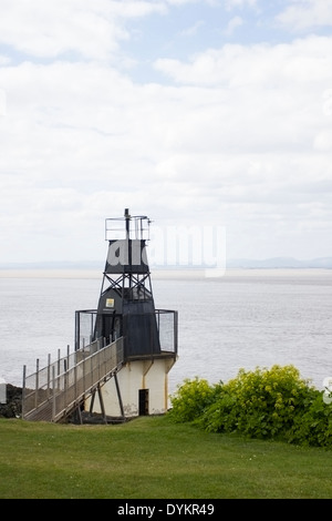 Portishead Battery Point Leuchtturm mit Blick über den Kanal nach Wales Stockfoto