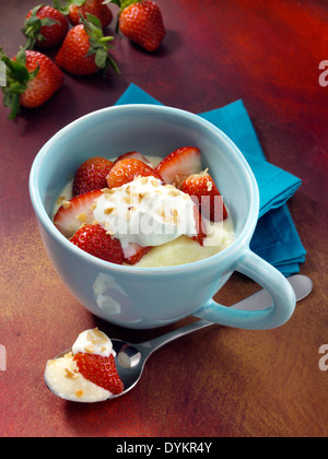 Erdbeer Käsekuchen gemacht in einem Becher Stockfoto