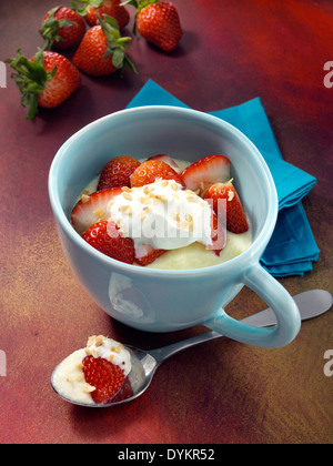 Erdbeer Käsekuchen gemacht in einem Becher Stockfoto