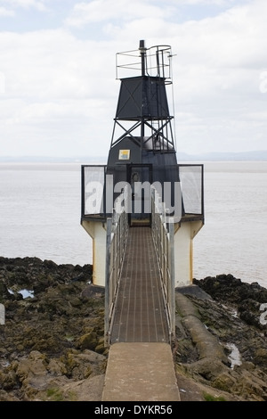 Portishead Battery Point Leuchtturm mit Blick über den Kanal nach Wales Stockfoto