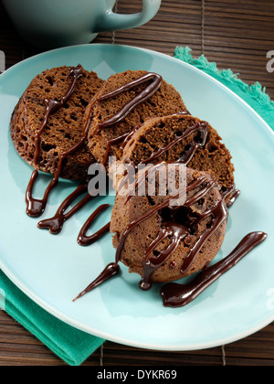 Mokka-Kuchen Mikrowelle Mahlzeit in einem Becher dessert Stockfoto