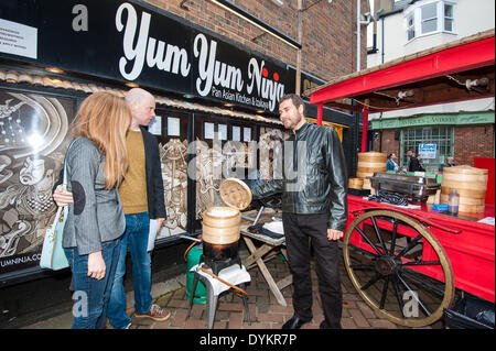 Brighton, UK. 21. April 2014. Check-out die Knödel von Yum Yum Ninja als Besucher auf der Brighton & Hove Food and Drink Festival Essen Trail in Brighton, die Freuden von 10 Restaurants und Bars probieren während der Rundweg um die Lanes und North Laine von Brighton nach. Nahmen Teil Aguadulce werden At One, Boho Gelato, La Cave eine Fromage, The Chili Pickle, La Choza, Moshimo, Julien Plumart, The Manor, Yum Yum Ninja. Bildnachweis: Julia Claxton/Alamy Live News Stockfoto