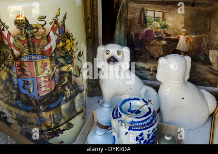 Trödel auf dem Display in das Fenster ein Antiquitätengeschäft in Edinburgh. Stockfoto