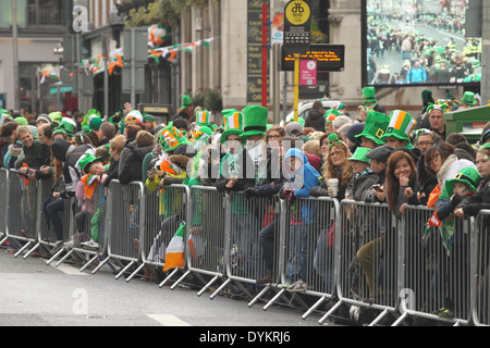 Menschen warten auf der Straße zu sehen, die St. Patricks Day Parade in Dublin Stadtzentrum Stockfoto