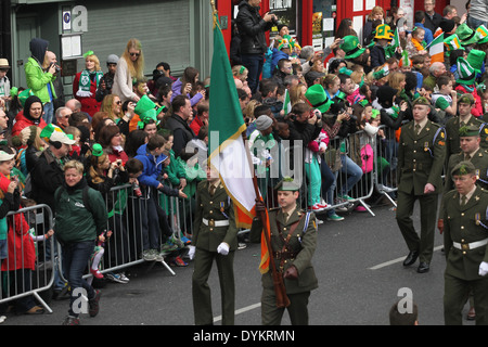 Mitglied der Irish Defence Force hält die irische Trikolore während der St. Patricks Day Parade in Dublin Stadtzentrum Stockfoto