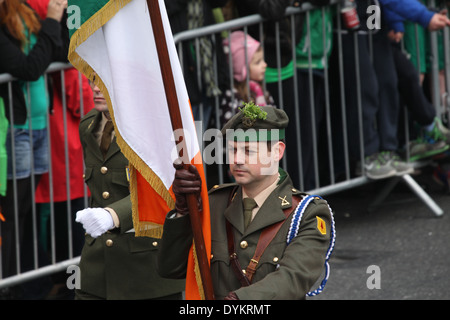 Mitglied der Irish Defence Force hält die irische Trikolore während der St. Patricks Day Parade in Dublin Stadtzentrum Stockfoto