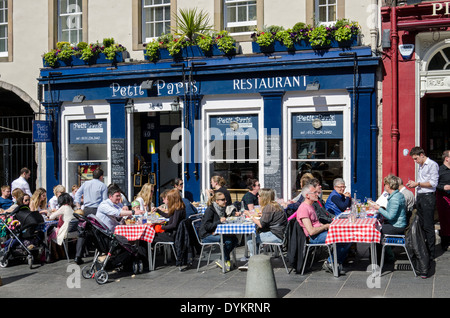 American Diner Essen außerhalb der "Petit Paris" französisches Restaurant in der Grassmarket, Edinburgh. Stockfoto