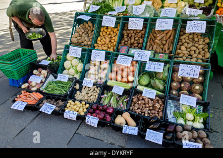 Ein Standbesitzer arbeiten an Obst und Gemüse Stand in der Grassmarket, Edinburgh. Stockfoto