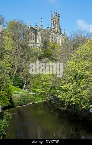 Blick von der Dean Village in Edinburgh in Richtung Holy Trinity Church, erbaut im Jahre 1839. Stockfoto