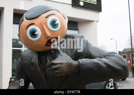 Statue der Komiker Frank Sidebottom (in Wirklichkeit Chris Sievey) in Timperley, einem Vorort von Greater Manchester Stockfoto