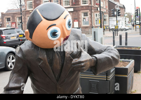 Statue der Komiker Frank Sidebottom (in Wirklichkeit Chris Sievey) in Timperley, einem Vorort von Greater Manchester Stockfoto