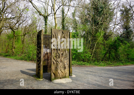 Skulpturen am Saltwells Holz Local Nature Reserve, Steinbruch Bank, West Midlands, England, UK. Teil der Skulpturenweg Wanderung. Stockfoto