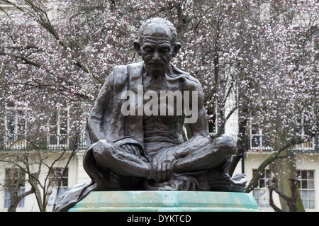 Eine Statue von Mahatma Gandhi, der Anführer der Indiens Kampf für die Unabhängigkeit vom britischen Mutterland. Tavistock Square, London, England, Vereinigtes Königreich. Stockfoto