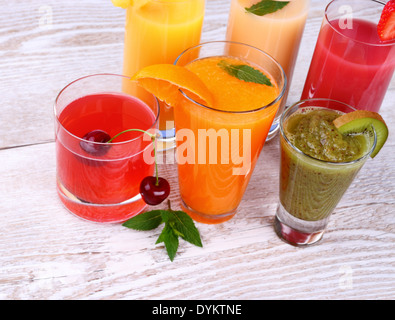 Fruchtige Getränke Saft aus Kirsche, Kiwi, Mandarine, Erdbeere Stockfoto