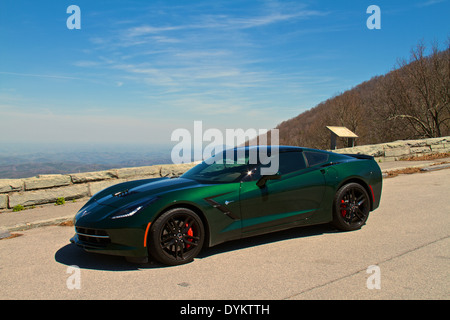 Limerock grün 2014 Corvette Stingray auf Cherohala Skyway. Stockfoto