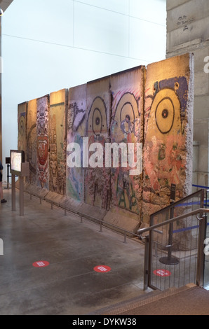 Teile der Berliner Mauer auf dem Display im Newseum, Washington, D.C. Stockfoto