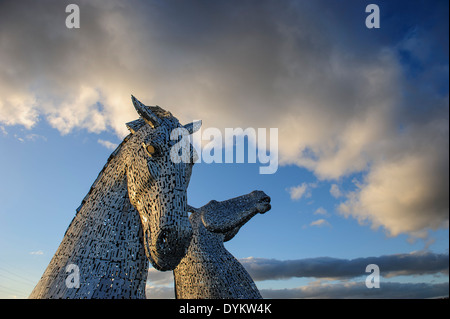 Die Kelpies, ein 300 Tonnen, 30 Meter hohen Roß Kopf Skulptur des Künstlers Andy Scott. Die Helix Park, Falkirk, Schottland, UK Stockfoto