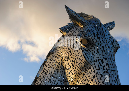 Die Kelpies, ein 300 Tonnen, 30 Meter hohen Roß Kopf Skulptur des Künstlers Andy Scott. Die Helix Park, Falkirk, Schottland, UK Stockfoto