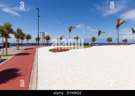 Der Steg und die Gärten des Strandes Playa de Jaquita in Alcala, Teneriffa, Kanarische Inseln, Spanien. Stockfoto